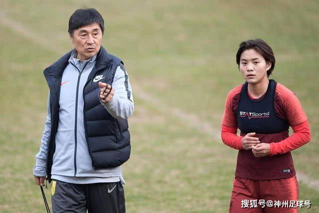 大连一小区安保联动 35分钟抓获持刀可疑男子